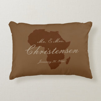 "African Continent in Mörk Brown" - Namn/Date [a] Prydnadskudde