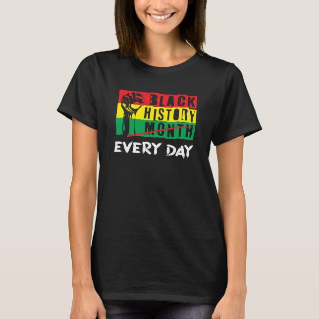 African Flag Clenched Fist Black History Month T Shirt (Framsida)
