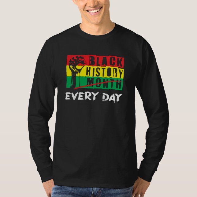 African Flag Clenched Fist Black History Month T Shirt (Framsida)