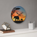 African Safari Sunset Elephant Silhouette Art Stor Klocka<br><div class="desc">Fin contemporary fotografi av afrikansk solnedgång och silhuett av träd och elefant. Denna utformning är avsedd för älskare av afrikansk natur, djur, vilda djur, elefanter, safari-semester eller ljust och vibrerande sommartid i färg. Klassi- och modedekorationsobjekt för dem som i kärlek dekorerar sin mor eller barnsovrum, sitt vardagsrum, sitt vardagsrum, sin...</div>