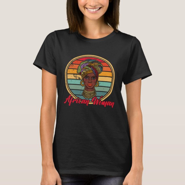 African woman womanism ethnic earrings necklace he t shirt (Framsida)