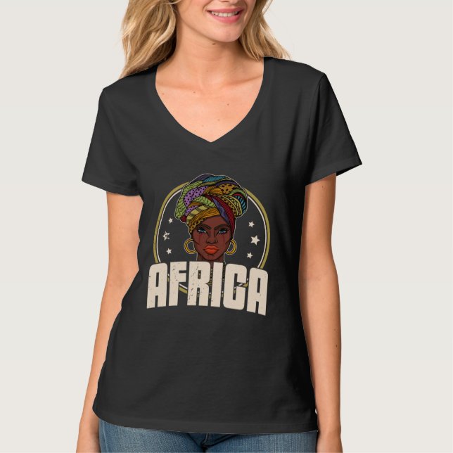 African woman womanism ethnic earrings necklace he t shirt (Framsida)
