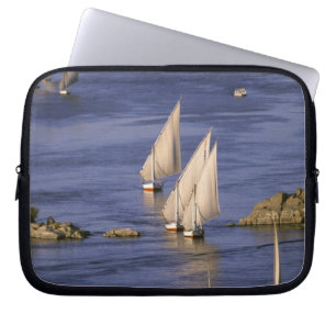 Afrika, Egypten, Övre Egypten, Assuan. Feluccor Laptop Sleeve