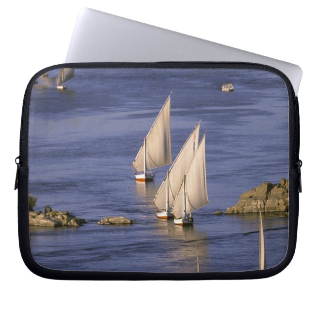 Afrika, Egypten, Övre Egypten, Assuan. Feluccor Laptop Sleeve (Framsidan)