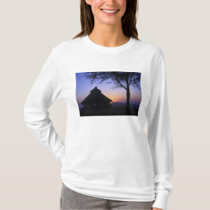 Afrika, Etiopien, Omo flodregion, Solnedgång över T-shirt