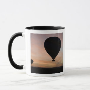 Afrika, Kenya, Masai Mara. Två ballonger glider Mugg