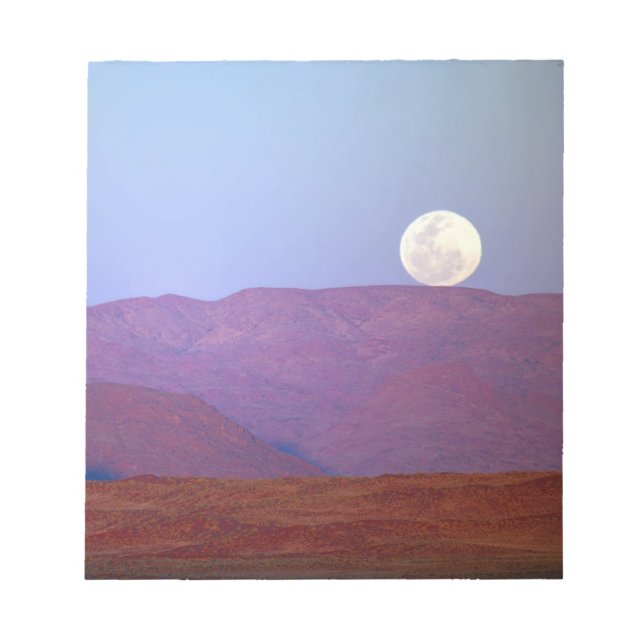 Afrika, Namibia, Sossusvlei. En fullmåne vilar Anteckningsblock (Framsida)