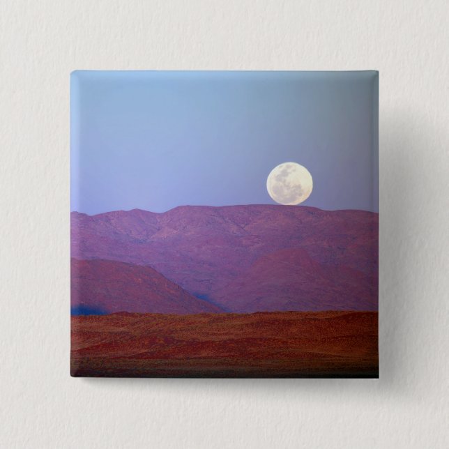 Afrika, Namibia, Sossusvlei. En fullmåne vilar Knapp (Framsida)