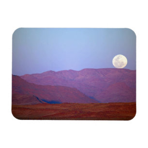 Afrika, Namibia, Sossusvlei. En fullmåne vilar Magnet