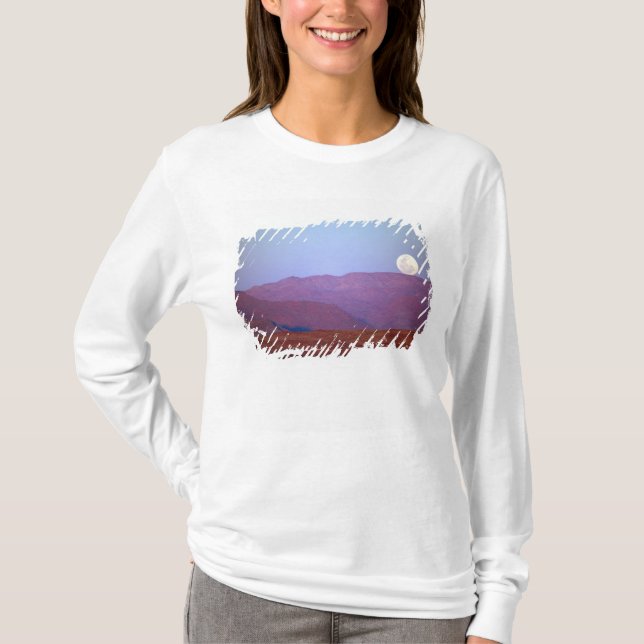 Afrika, Namibia, Sossusvlei. En fullmåne vilar Tee Shirt (Framsida)