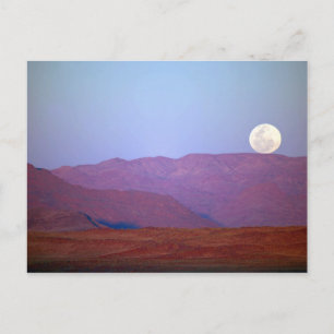 Afrika, Namibia, Sossusvlei. En fullmåne vilar Vykort