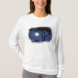 Afrika, Tanzania, Tarangire. Akacieträd i Tee Shirt