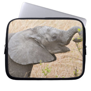 Afrika. Tanzania. Ung Elefant vid Tarangire Laptop Sleeve