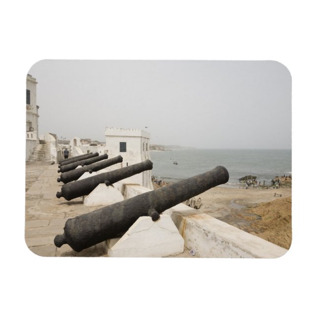 Afrika, Västafrika, Ghana, Elmina. Kanoner vaktar Magnet (Horisontell)