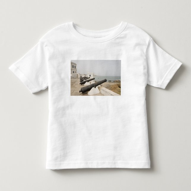 Afrika, Västafrika, Ghana, Elmina. Kanoner vaktar T-shirt (Framsida)