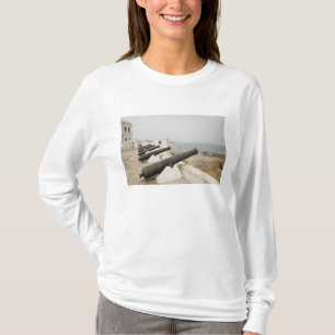 Afrika, Västafrika, Ghana, Elmina. Kanoner vaktar Tee Shirt