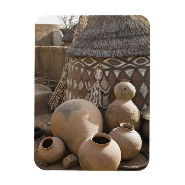 Afrika, Väster Afrika, Ghana, Sirigu. Handgjorda Magnet (Vertikal)