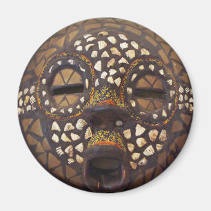 Afrikanen maskerar med cowriesnäckor magnet