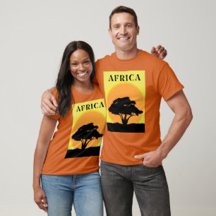 Afrikansk Acacia Träd mot en solnedgång i Orangen T Shirt