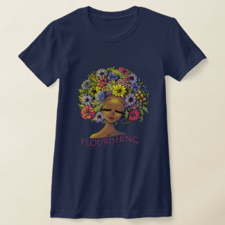 Afrikansk amerikansk kvinna med blommor i hennes h t shirt