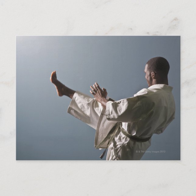 Afrikansk amerikansk man som arbetar med gym vykort (Framsida)