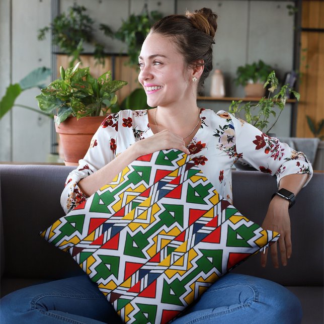 Afrikansk Mönster Etnisk Afrika Kudde (African Pattern Ethnic Ornament Africa Culture Throw Pillow Young Woman Sitting on Coach)