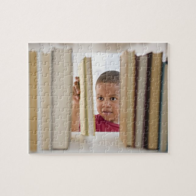 Afrikansk pojke som väljer bok pussel (Horisontell)