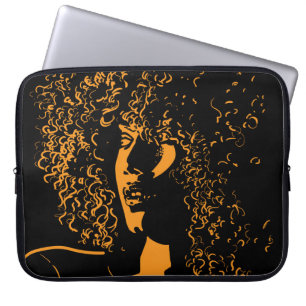 Afrikansk söt kvinna med afro-hår stil porträtt laptop fodral