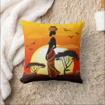 Afrikansk vackra Woman Silhouette på Afrikas Sol Kudde<br><div class="desc">Vackra Woman African Silhouette klädd med Vax traditionella Fabric Dress,  med en hand gjord av dekorerat burk,  Walking in the Fantastisk Nature of the African Savanna,  på en varm och fredlig solnedgång. Original Vector Illustration Copyright BluedarkArt ChameleonArt.</div>