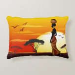 Afrikansk vackra Woman Silhouette på Afrikas Sol Prydnadskudde<br><div class="desc">Vackra Woman African Silhouette klädd med Vax traditionella Fabric Dress,  med en hand gjord av dekorerat burk,  Walking in the Fantastisk Nature of the African Savanna,  på en varm och fredlig solnedgång. Original Vector Illustration Copyright BluedarkArt ChameleonArt.</div>