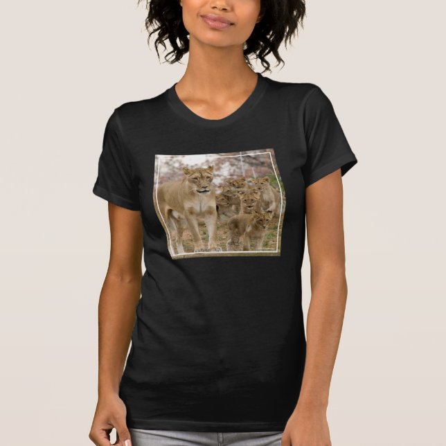 Afrikanska lejona ungar med modern t shirt (Framsida)