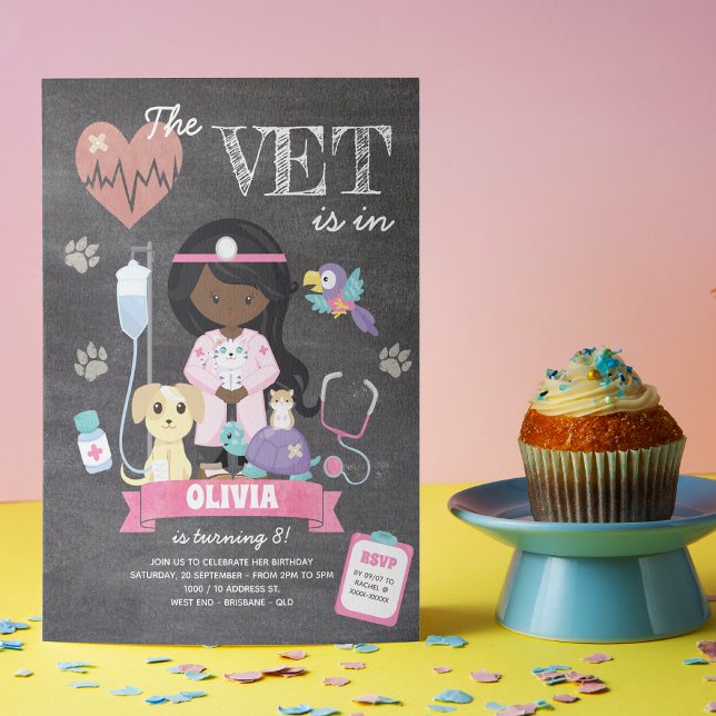 Afro Chalkboard Girl Vet Födelsedagsfest inbjudan (This girl’s vet birthday invitation is just the right medicine to give your little one celebration!)
