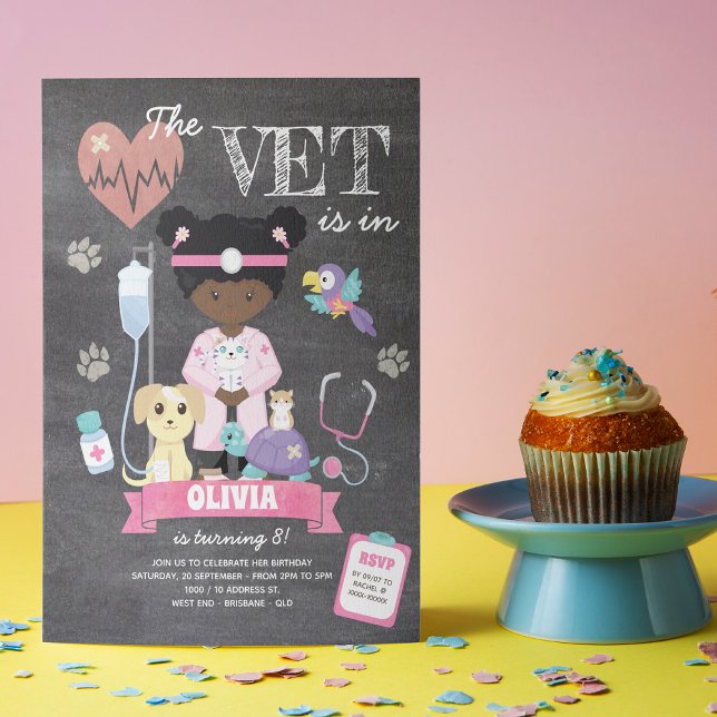 Afro Chalkboard Girl Vet Födelsedagsfest inbjudan (This girl’s vet birthday invitation is just the right medicine to give your little one celebration!)