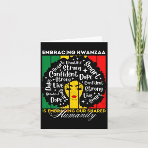 Afro flicka omfamnar Kwanzaa är vår delade mänskli Kort