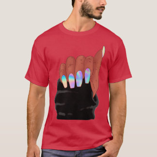 Afro-kvinna hand med holograph nagel t shirt