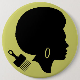 AFRO- KVINNA MED DEN AFRO- PLOCKAN KNAPP