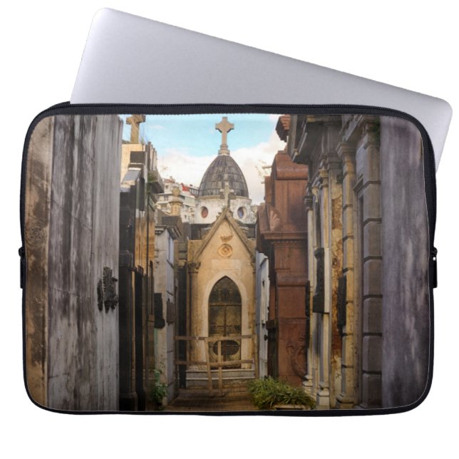 Aftonen tänder i den Recoleta kyrkogården Laptop Sleeve (Framsidan)