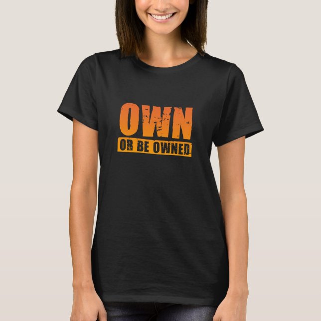Äga eller var den ägde (orange-bedrövade) t-shirt (Framsida)