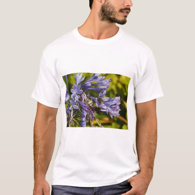 Agapanthus flower and bee t shirt (Framsida)