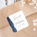 Agate Navy Blue Silver Bröllop Fyrkantigt Klistermärke<br><div class="desc">Den här elegantens moderna bröllopsmärken har en marin blå vattenfärgsdesign som trimmas med faux silver glitter. Anpassa enkelt grått-texten för kol på vit bakgrund,  med parets namn i snyggt-handskriftsgrafi och datumet i sans serif-teckensnitt.</div>