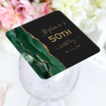 Agate Script Emerald Grönt Guld Mörk 50:e födelsed Underlägg Papper Kvadrat<br><div class="desc">Den här elegantens moderna 50:e födelsedagsfest-underlägg har en framväxande grönt vattenfärgen agate geode design som trimmas med faux guld glitter. Anpassa enkelt texten guld-färgad på en svart bakgrund med namn om hedersgästen,  födelseår och datum.</div>