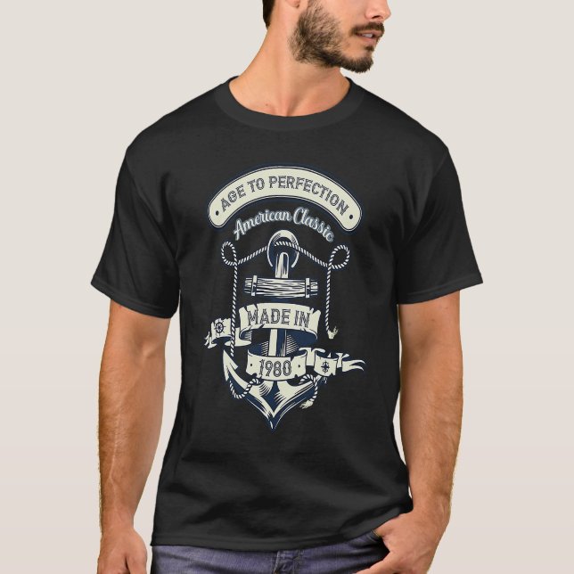 Age To Perfection American Classic Made In 1980 T Shirt (Framsida)