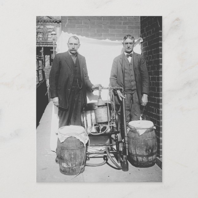 Agent visar Whiskey still, 1920 Vykort (Framsida)