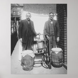 Agenter som visar whiskydestillationsapparat, 1920 poster