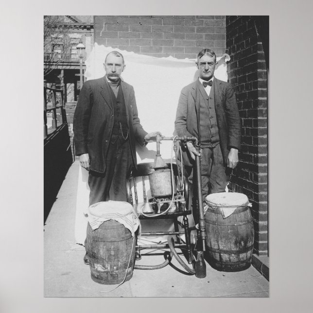 Agenter som visar whiskydestillationsapparat, 1920 poster (Framsidan)
