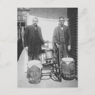 Agenter som visar whiskydestillationsapparat, 1920 vykort