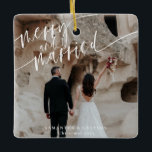 Äggben och gifta nylånade julgransprydnad keramik<br><div class="desc">Det här är en elegant av prydnadsföremål som är "heliga och gifta" och som har ett modernt mönster. Det enda inslag som inte är redigerbart är färgen på vattenfärgsdesignen och ord "Merry and Married" // Om du vill ha fler alternativ för helgdag, sök efter "HELGDAGSKORT" i Sincerely By Nicole Zazzle-butiken....</div>