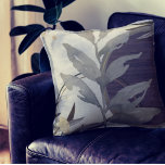 Äggplants-Grått och elfenbensfärgad Abstrakt Kudde<br><div class="desc">Modern dekorativ kudde har en konstnärlig abstrakt design i en palett med grått och elfenbenspalett färg med äggplanta. En konstnärlig abstrakt design har en vattenfärg löv och en geometrisk cirkelsammansättning med skuggor av grått med svarta och guld accenter på en grå elfenbensbakgrund. Abstraktens sammansättning är byggt på kombinationer av upprepade...</div>