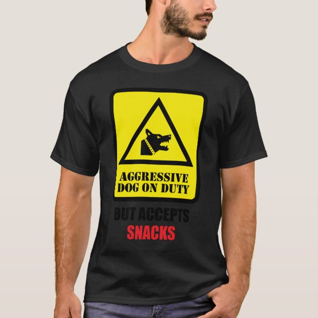 Aggressiv hund i tjänst - men accepterar mellanmål t shirt (Framsida)