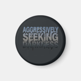 Aggressivt på jakt efter mörker – Fet textdesign Magnet